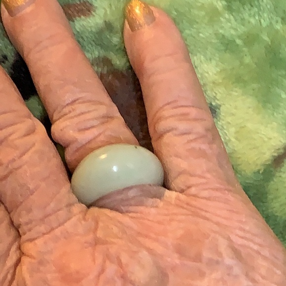 Vintage Green Jade Craved Ring. - Picture 2 of 3